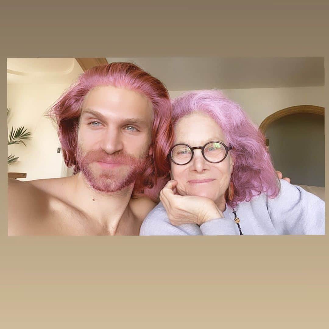 キーガン・アレンのインスタグラム：「Love you mom 💗my best friend and best buddy for life! Breast cancer awareness month. Been fighting hard since 2011! I’m right here with you! You’re an inspiration and I adore and love you! Forever! Please keep fighting! I need you to stick around ! Anyone else out there dealing with this, you’re not alone.」