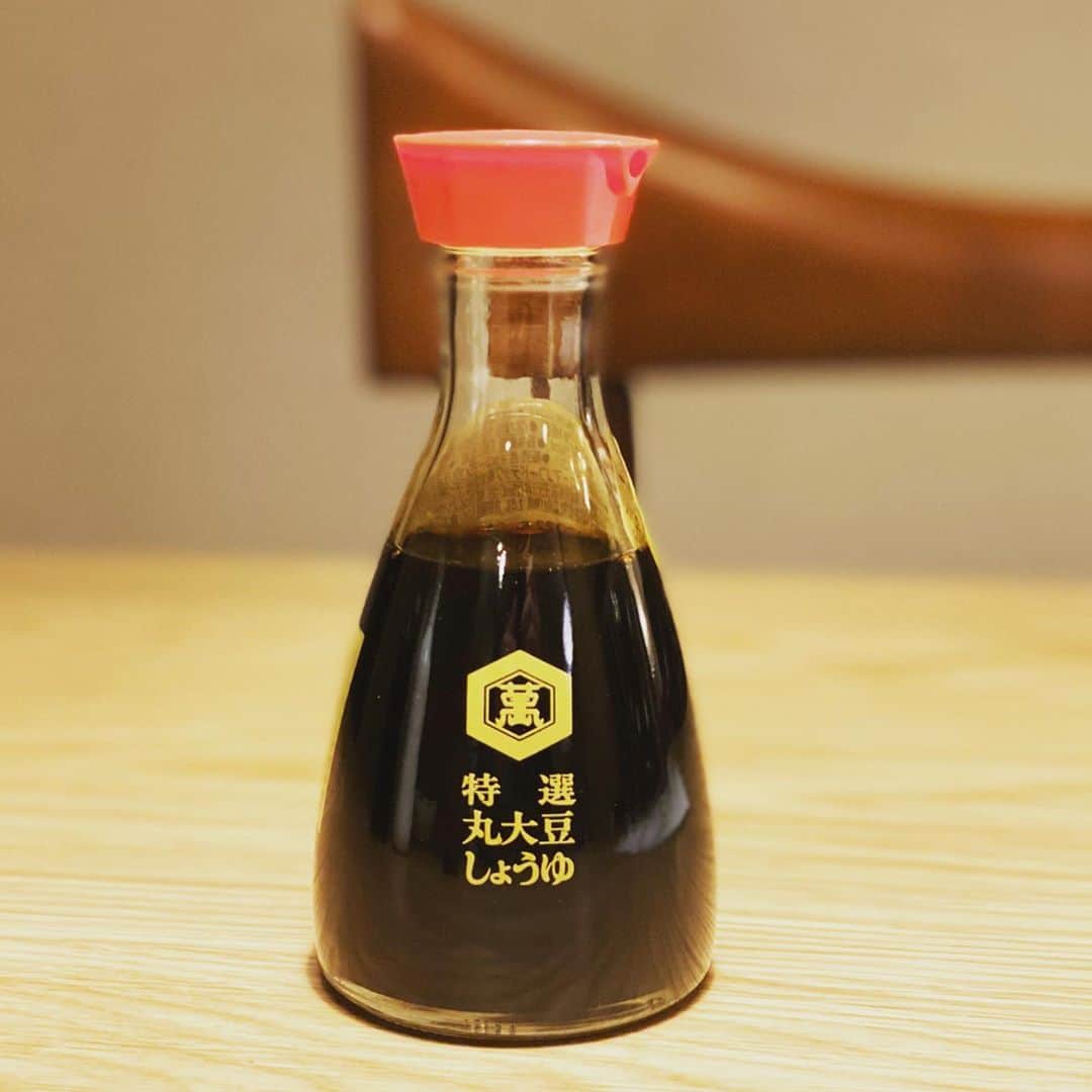 Taku Takahashiのインスタグラム：「キッコーマン醤油さし  醤油さしって色々と便利なのがでてるけど、私的にいちばんのグッドデザイン大賞といえばこれ。  ずーっと昔からあるのに、いまだに使われてるし、なんかホッとする。当たり前のようにあるものなのかもしれないけど、実はシルエットとかすごく素敵だし、使いやすい。  和でもモダンでもどちらでも合うデザインって、ホントに素敵だと思う。タイムレスなデザイン。なんか憧れる。」