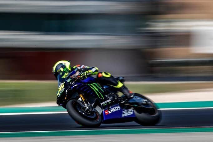 バレンティーノ・ロッシのインスタグラム：「Qualcuno ha già detto che il circuito di Portimao sembra le montagne russe?🎢 Great fun at Portimao Circuit with my R1  📸 @jesusrobledo」