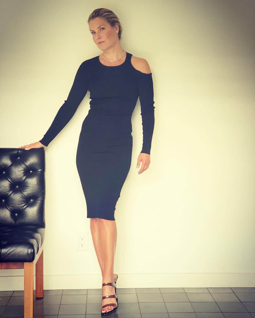 アリ・ラーターのインスタグラム：「I just needed a night out. I took a bath, slipped into this LBD and enjoyed every moment of this beautiful French meal. When you feel safe, please try to go out and support your local restaurants. Oh, and if you smell smoke, it’s me burning my sweatpants to the ground!」