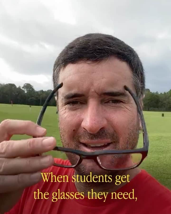 のインスタグラム：「Today is #WorldSightDay... what’s more important than your vision? Your kids vision? I’m joining @oakley and @onesight in raising awareness for the millions of kids who need eyeglasses, but don’t have access to them. Let’s make sure every kid has what they need to succeed! If you value your eyesight, help us make difference in theirs today at OneSight.org #ForTheLoveOfSport #TeamOakley 🤓」