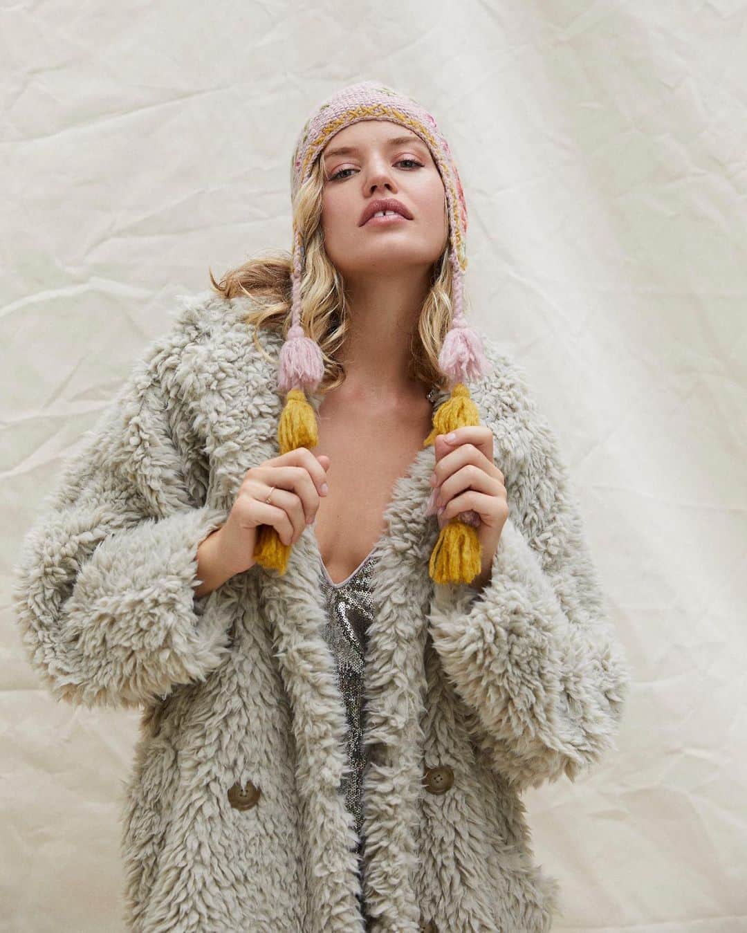 freepeopleさんのインスタグラム写真 - (freepeopleInstagram)「@georgiamayjagger in the Honeypie Teddy Jacket. More looks for the Creative Spirit through our link in bio.」10月9日 3時50分 - freepeople