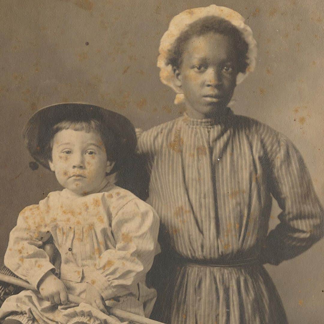 のインスタグラム：「This silver gelatin print, likely from the late 1800s, is a reminder: not all girls had a childhood. Instead, they had to work.    From slavery to Jim Crow, many Black girls worked in fields and as nannies  at a young age. Most girls began work by age five but some girls as young as three carried heavy babies, scrubbed dirty diapers, and stayed up late to mend clothing.   Harriet Jacobs was one of the many Black girls born into slavery in the United States who were forced to care for children who legally owned them. When Harriet Jacobs's first enslaver died in 1825, she was left in the will to her enslaver's young niece, a three-year-old girl. As she wrote in her autobiography, reflecting on this period in her life: "I was now the property of their little daughter." Jacobs later escaped from bondage; most other enslaved girls weren't as fortunate.    We don't currently the know the names of the children in the photo above, but we do know that this type of portrait was very common. Pictures like the one above were popular because they exhibited a family’s wealth. (Swipe to see other examples from the @librarycongress).   Want to keep exploring girlhood with us this month? Start by following the link in our bio and registering for the virtual opening celebration for our new exhibition, Girlhood: It’s complicated, tonight (Thursday, October 8) at 7 pm EDT.   📷: LC-USZC4-5251, LC-DIG-ppmsca-11036, LC-DIG-ppmsca-11038   #BecauseOfHerStory #AmericanHistory #GirlhoodHistory #GirlHistory #Girlhood #WomensHistory #AfricanAmericanHistory #BlackHistory   Girlhood: It's complicated received support from the Smithsonian American Women’s History Initiative.」