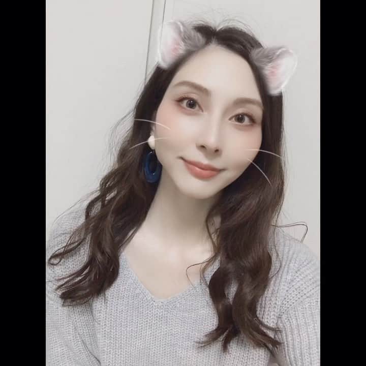 大塚まゆりのインスタグラム：「最近大きめピアスに、巻きを細めにするのが好き♪ パーマみたいに見えるのがお気に入り〜❤️ #makeup #hairstyle #haircolor #hairarrange #hairmake #snow #model」
