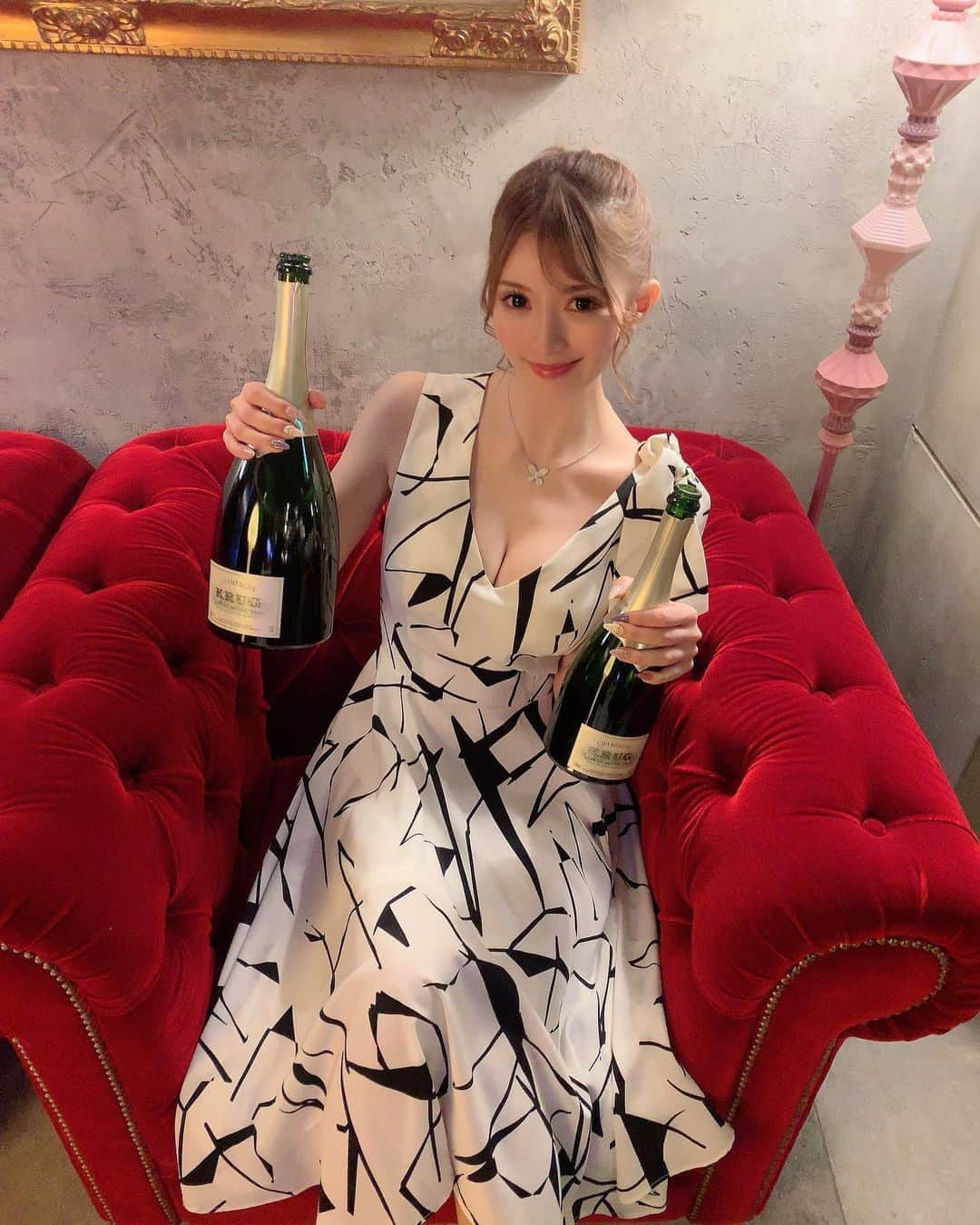 さとみさんのインスタグラム写真 - (さとみInstagram)「🍾❤️ . . ✨✨クリュッグ クロデュメニル✨✨  普通サイズとマグナムを飲んだよ🥰 初めて飲んだけど美味しかった〜💗💗  . . #クリュッグクロデュメニル #クロデュメニルマグナム#高級シャンパン #美味しい #キャバクラ #キャバ嬢 #歌舞伎町 #六本木 #中洲 #北新地 #九条さとみ #ポニーテール」10月8日 18時58分 - satomi9342