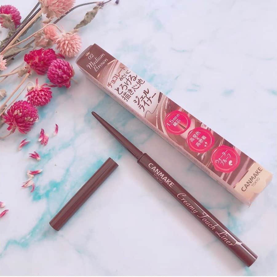 BeautyUさんのインスタグラム写真 - (BeautyUInstagram)「素敵な投稿をご紹介させていただきます！  今回紹介させていただくのは @moou.mu さま ୨୧┈┈┈┈┈┈┈┈┈┈┈┈┈┈┈୨୧ CANMAKE tokyo﻿ クリーミータッチライナー﻿ （アイライナー）﻿ 02番　ミディアムブラウン﻿ ﻿ ❤️特徴❤️﻿ ◆チョコレートみたいにとろける描き心地のクリーミーアイライナー ◆1.5mmの細芯﻿ ◆高発色&高密着﻿ ◆ウォータープルーフ﻿ ◆美容保湿成分IN﻿ ﻿ ✨使用感✨﻿ とにかく滑らかな描き心地‼️﻿ 面白いくらいスルスル〜と描けて、まぶたへの引っかかりがなくて凄い‼️﻿ 今まで使ったクリームタイプのアイライナーの中で一番良い❤️﻿ ﻿ 一度で濃厚な発色だから、重ね塗りしなくてOK✨﻿ さらに、擦っても全然落ちないから、パンダ目にもならなくて良き❤️﻿ ﻿ さらに、さらに‼️﻿ 美容保湿成分﻿ 🌹スクワラン🌹ホホバ種子油🌹マカデミア種子油🌹ヒアルロン酸Na﻿ 配合でお肌に優しい💕﻿ ୨୧┈┈┈┈┈┈┈┈┈┈┈┈┈┈┈୨୧  #BeautyU　のハッシュタグや @beautyu_lab　をタグ付けいただいた方の中から 素敵なご投稿をご紹介させていただく可能性があります！ ぜひ投稿してみてくださいね💕  #銀座 #BeautyU #マツキヨ #マツモトキヨシ #Ginza #Tokyo #Japan #Makeup #Cosmetics #コスメ好き #コスメ好きさんと繋がりたい #コスメ紹介 #CANMAKE #クリーミータッチライナー﻿」10月8日 18時58分 - beautyu_lab