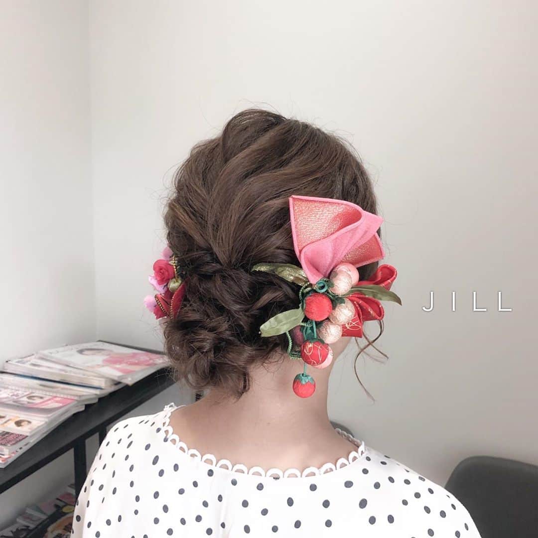 ハナフサユウスケのインスタグラム：「着物hair♪ ＊ ＊ 結納おめでとー㊗️ ＊ ＊ お手伝いできて 幸せですー ＊ ＊ #hairarrange#hairstyle#アレンジ#ヘアアレンジ#ヘアセット#結婚式ヘア#プレ花嫁#赤穂#岡山#姫路#美容室#美容師#簡単アレンジ#アレンジ動画#ヘアアレンジ動画#ヘアアレンジ解説#アレンジ解説#ヘアアレンジやり方#ハーフアップ#updo#サロンモデル#サロモ#撮影#着物ヘア#ネイルデザイン#振袖#振り袖#振袖ヘア#結納#結納ヘア」