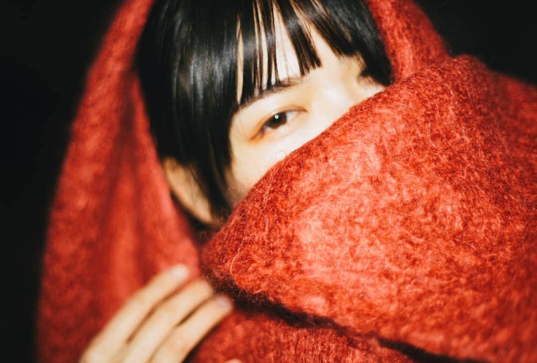 のインスタグラム：「唐突に 冬 幕開け まだ散らないで金木犀  明日は気温差対策にもこもこ着て出掛けます。あっという間にマフラーの出番が来そうな寒さですね。 . . . . . . . . . . . . . . . . . . . . . . . . . photo byじわり  #coregraphy #portraitmodel  #followｍe #キリトリセカイ #その瞬間に物語を  #ファインダー越し私の世界  #good_portraits_world  #jp_portrait  #jpn_photo  #東京カメラ部  #マフラー巻き方  #マフラー女子  #photography  #写真撮ってる人と繋がりたい  #公園フォト」