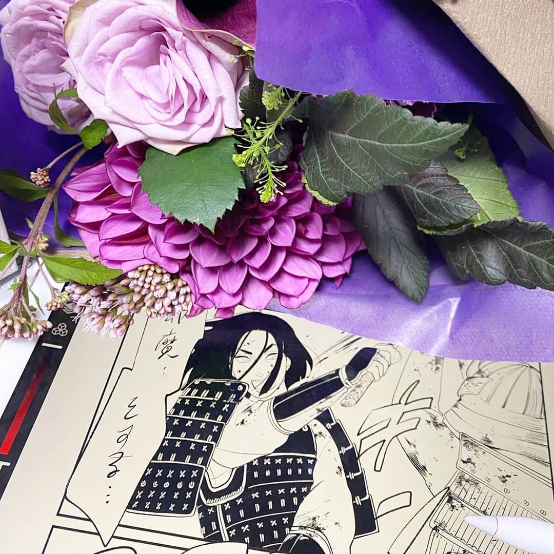 東村アキコのインスタグラム：「雪花の虎最終回、描き上げた瞬間アシスタントさんが花束とイカの一夜干しをくれました！！ありがとう！！読者の皆さんも新潟の福原さん、スピリッツ編集さん、おっくん、皆さんのおかげでなんとか描き切りました！！ありがとうございました！#東村アキコ #higashimuraakiko #海月姫 #東京タラレバ娘 #かくかくしかじか #ママはテンパリスト #美食探偵明智五郎  #雪花の虎 #着物#偽装不倫」