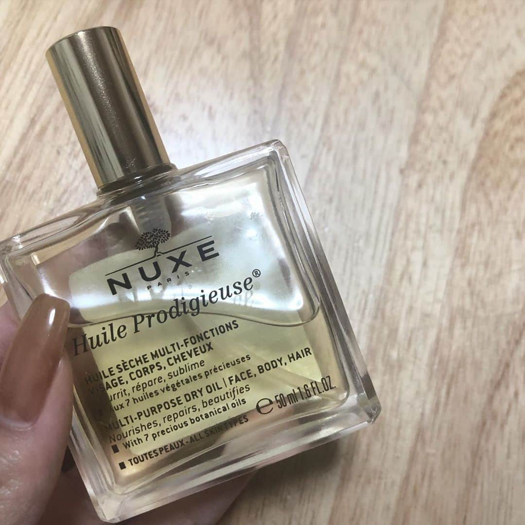 YUKINOのインスタグラム：「大好きなお姉さんから貰ったプレゼント🤭 勿体ないからちょっとずつ髪の毛に使う♥️ ありがとう😘」