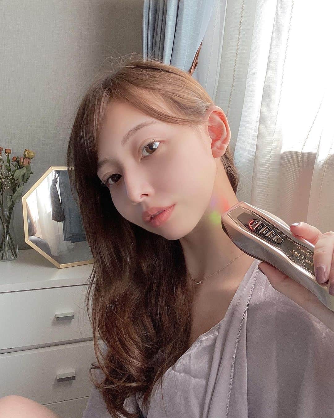 のインスタグラム：「@dr.arrivo の美顔器GETしました〜🥰​ ずっと欲しかったの🥺✨​ 興奮で文章長くなるけど許してね😂​ .​ The Zeus Plusは​ 表情筋を鍛える→フェイスラインを整える→肌を温める​ という、エステの流れを一度で自宅で手軽にできるの！​ .​ 光のトリートメントでは、その時の悩みに応じて、①年齢による肌の疲れ②季節の変わり目などの肌ストレスや色むら③ニキビや肌トラブル​ という焦点に合わせたモードや、④全体的に働きかけてくれるモードがあって贅沢✨​ .​ 使用した感じは、電気がピリピリと流れて​ 筋肉に吸い付くような不思議な感覚💡​ 痛みはなく、気持ちよくできるMFIPという特許技術だからすごくリラックスできる☺️​ 画期的、複雑な動きで面白いよ😂💕​ レベルも調整できるから弱めから試せるのがいいよね✨​ .​ 100%日本生産だから安心だし​ ドクター監修製品なので説得力がある！​ 値段が高いのも納得の効果です🥳​ .​ @artistic.co.official の社屋見学もさせていただいて、代表様の『つくった言葉はいらない。そのままの感想を述べて欲しい』との自信に溢れたお言葉が素敵だと思ったし、その通りの効果を実感できました👏🏻💕​ .​ また数ヶ月後などの結果も報告するね🥰​ .​ #artisticandco #drarrivo ﻿#drarrivothezeusplus #美顔器 #pr#リフトアップ #おうち美容 #おこもり美容 #美容家電 #肌ケア #ドクターアリーヴォ」
