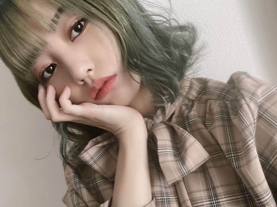 のインスタグラム：「普段同じメイクしかしないのですが！ 髪色に合わせてメイクも変えてみた！ たぶんほとんど気づかない程度💄！！！  #kolme#japan#tokyo#girl#japanesegirl#hairstyle#haircolor#ヘアカラー#派手髪#緑髪#greenhair#makeup#メイク#メイクアップ」
