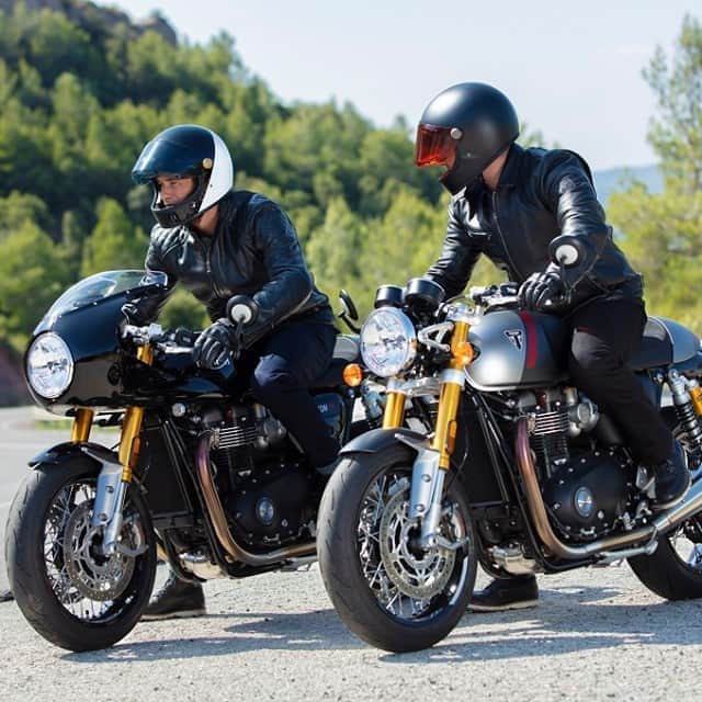 のインスタグラム：「【Thruxton RS】 エンジンの大幅な改良をはじめ、一段と進化した新型Thruxton RS。最高出力は8PS向上し、これまでより低い回転数で最大トルク112Nmを発生、かつてないほどの優れたレスポンスも実現しつつ、アイコニックなレジェンドの雰囲気も漂わせます。  #TriumphOfficial #ThruxtonRS #ForTheRide #スラクストンRS #トライアンフはかっこいい #バイク #バイク好きな人と繋がりたい #バイクのある風景 #バイクが好きだ#バイク好き #バイク乗りと繋がりたい #理想のライドがそこにある#triumph #トライアンフ乗りと繋がろう2020秋」
