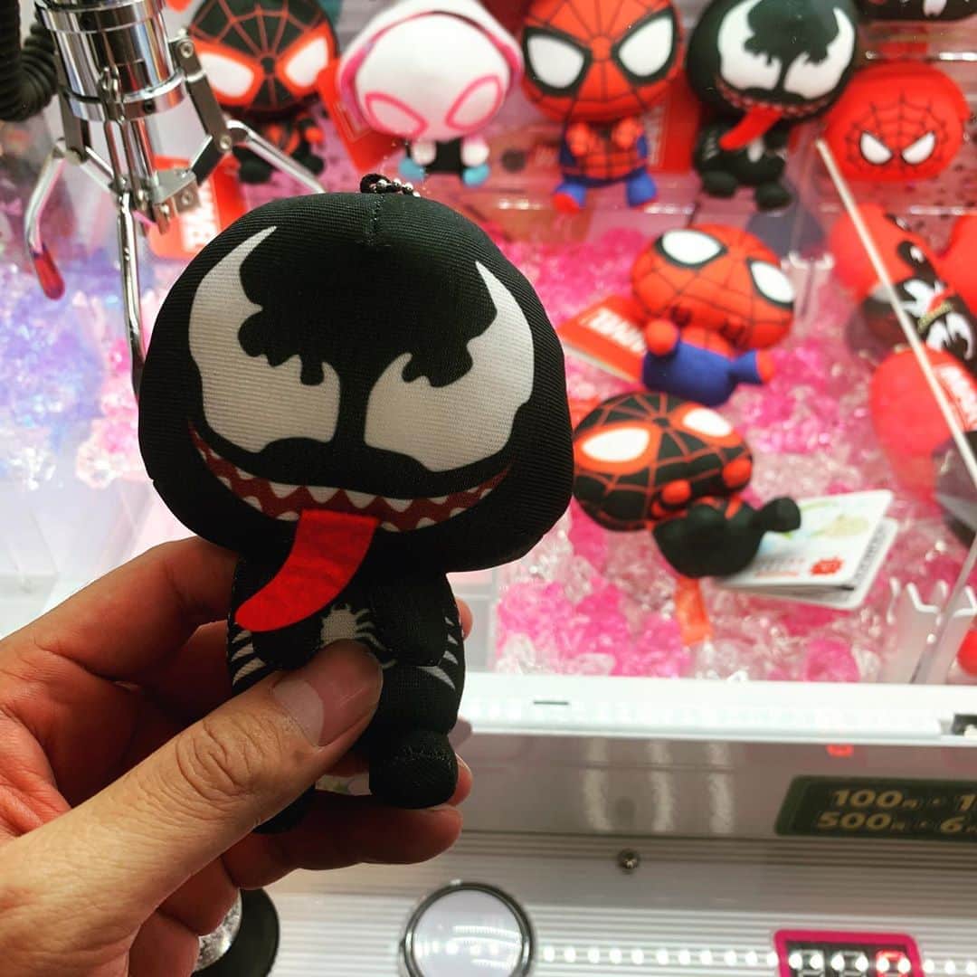 のインスタグラム：「外に出してあげた。 #クレーンゲーム #スパイダーマン #ヴェノム」