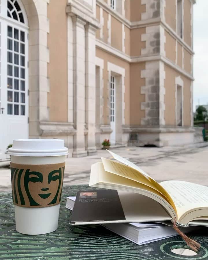 しょうきのインスタグラム：「恵比寿ガーデンプレイス☕️🏛🕋﻿ ﻿ テラス席が気持ちいい~﻿ 本読みながら﻿ ほっこりゆったり♨︎﻿ ﻿ ﻿ ﻿ #starbuckscoffee﻿ #スターバックスコーヒー﻿ #恵比寿カフェ﻿ #恵比寿カフェ巡り﻿ #恵比寿ガーデンプレイス」