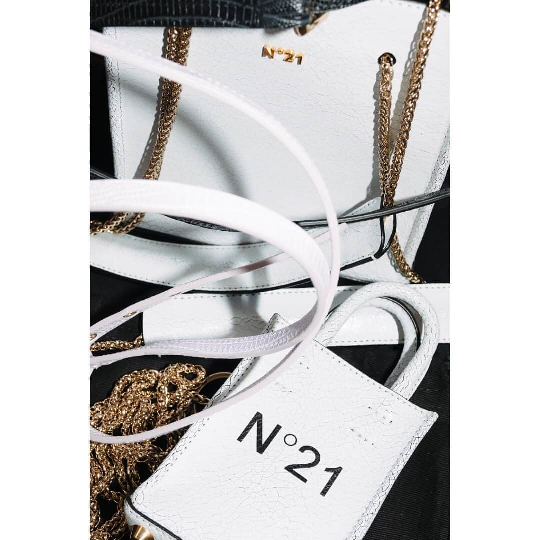 ヌメロ ヴェントゥーノさんのインスタグラム写真 - (ヌメロ ヴェントゥーノInstagram)「N21 Shopper. N21 Women’s & Men’s Spring Summer 2021 Fashion Show. #N21 #numeroventuno #alessandrodellacqua #N21SS21 #N21Shopper」10月8日 19時03分 - numeroventuno