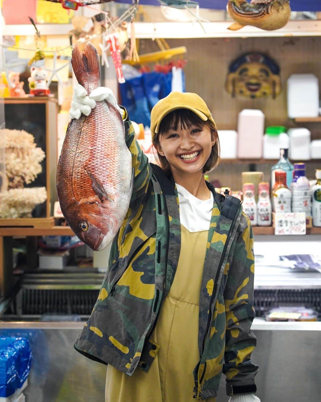 近藤あやさんのインスタグラム写真 - (近藤あやInstagram)「⠀ 『岩手県の食卓、ここにあり』  盛岡市の大好きな町の商店〜っ‼️  お友達の家族がやってる、 お惣菜を売ってる商店です💛  【たかむら商店っ！！！ 】@takamura_shop   まーじーでー、お惣菜 めちゃくちゃおいしいよーお！！  わたしのお勧めは、 大葉を挟んでる『卵焼きの天ぷら！』『カニグラタン』『カツオのたたき』の特製のタレがまじで美味しいっ…‼️  あと、飲み好きには、『塩辛』  お父さんが毎日すべて手作りで 作っています🥰🥰  近所にあったら、毎日通いたい…！  最後の写真は、全て！！ たかむら商店で買ったご飯の食卓です😍😍  岩手の方、近隣の方、しれっと わたしのサインも飾ってあるので ぜひご飯買いに行ってみてねー💛  #岩手 #岩手グルメ #バンライフ #vanlife #東北 #東北旅行 #行くぜ東北」10月8日 19時04分 - doraemontoaya