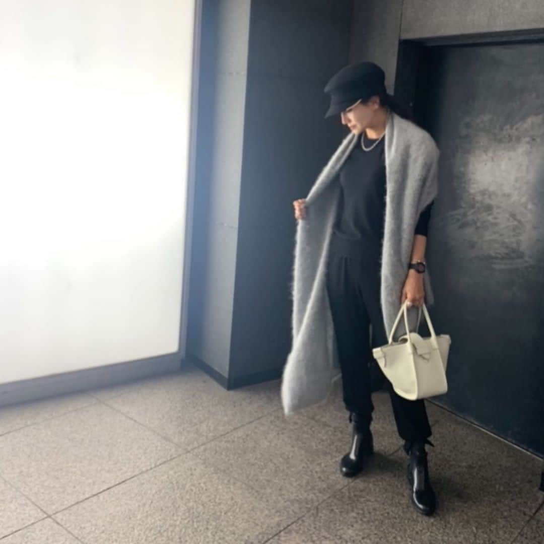 亀恭子のインスタグラム：「今日寒かったですね。  ストールなかったらきっと震えてた…  @maisonmargiela のニットは チャームポイントのバック刺繍はもちろん、 フロントの「M」がこれまたキュンとします。  @vasic_newyork の新顔はバニラカラーを。  秋冬は時にホワイト小物が恋しくなる。  today's… #fashion #ootd #kkstyle #tokyo #kamescloset #knit #maisonmargiela #pants #colpierrot frm#deuxiemeclasse #cap #shinonagumo #necklace #tiffany #stole #asaucemeler #bag #vasic #shoes #jandmdavidson #october #autumn #rainyday」
