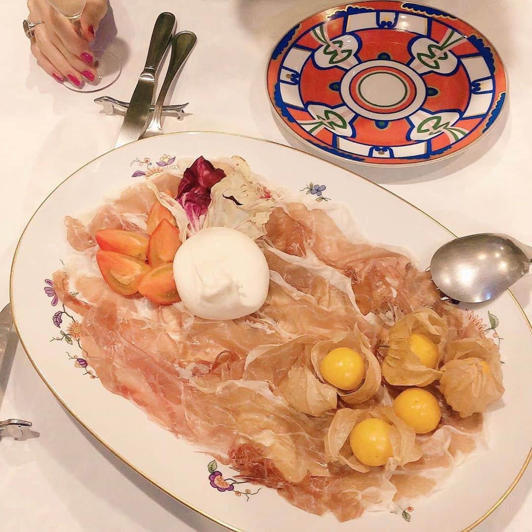 野宮真貴さんのインスタグラム写真 - (野宮真貴Instagram)「東京は夜の七時♪﻿ ﻿ 今日はあいにくの雨だけれど、食欲の秋到来！﻿ ということで今日も食べます、飲みますよ、私は。﻿ 前菜はハモンセラーノ、ブラッティーナチーズ、そして秋の味覚の食用ほおずき。﻿ ではボナペティ！﻿ ﻿ #東京は夜の七時 #食欲の秋 #イルピアットカチャトラ #野宮真貴 #missmakinomiya」10月8日 19時09分 - missmakinomiya