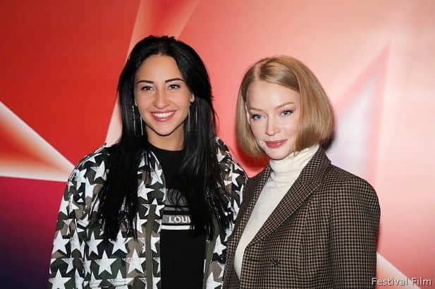 ヤナ・イグリアンのインスタグラム：「В рамках 42-го  Московского международного кинофестиваля состоялась Презентация спортивной драмы *НА ОСТРИЕ* Фильм о противостоянии двух российских спортсменок !) фильм частично основан на реальной истории меня и Софьи  Великой ! В широкий прокат картина выходит 26 ноября !!   Кто пойдёт смотреть ? И как вам идея собраться всем вместе в одном кинотеатре и посмотреть этот фильм ???  Отмечайте друзей и 10 человек пойдут вместе со мной смотреть кино !!))」