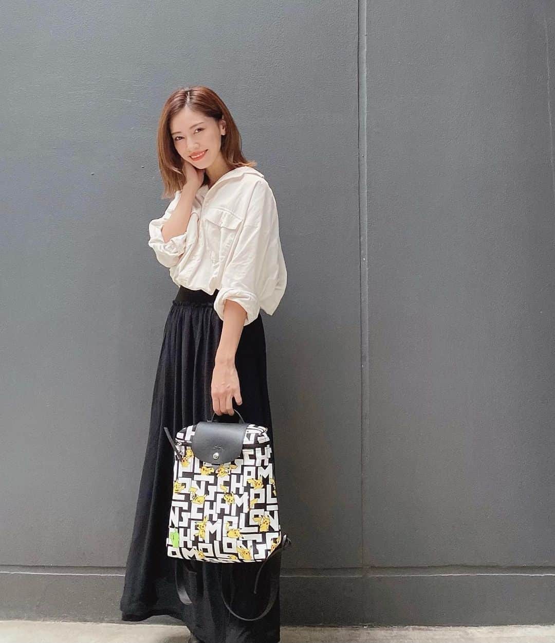石黒美帆のインスタグラム：「*﻿ よーく見るとバッグにピカチュウが⚡️﻿ これ @longchamp ×Pokemon のコラボバッグなんです🤍﻿ ﻿ ﻿ ﻿ Pokemon GO内でもアバターにこのアイテムを装着させる事が出来るので、私もさっそくおそろいに☺️﻿ ﻿ ﻿ ﻿ ポケモン世代の大人はもちろん、子供も大喜びですよね💛﻿ ﻿ ﻿ ﻿ #ロンシャン﻿ #LongchampxPokemon﻿ #PokemonGO#fashion#fashionstyle#fashiongram#instafashion#outfit#ootd#dailylook#pr#패션#오오티디#ファッション#コーデ#秋コーデ#モノトーンコーデ#シンプルコーデ#ピカチュウ」