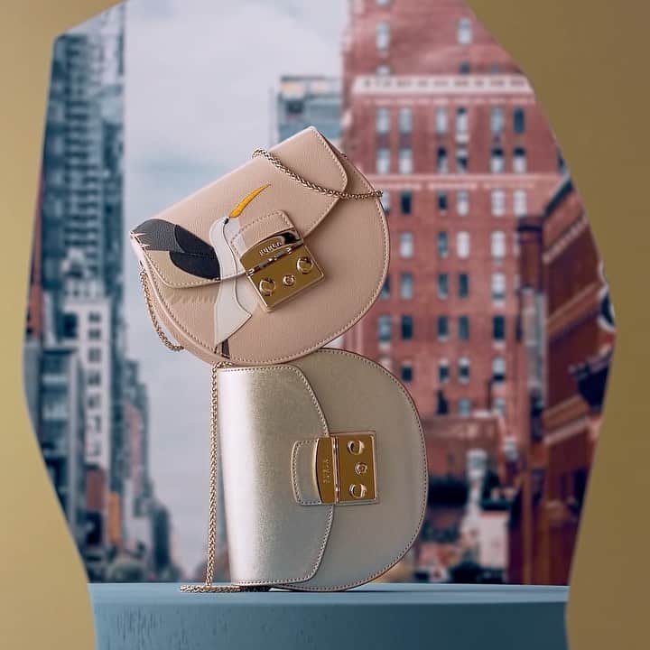 フルラのインスタグラム：「Looking for downtown style essentials? The Furla Metropolis is around.  #thefurlasociety #furlafeeling #newcollection #furla #accessories #fashion」