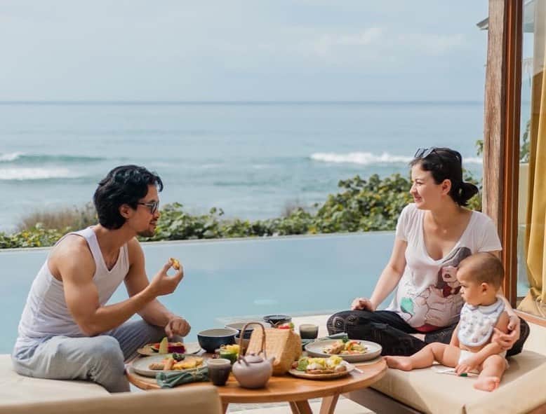 Kimberly Ryderのインスタグラム：「The clean, fresh air, the nutritious breakfast, the vitamin D, the sound of crashing waves... All enjoyed with family.💙 Aaahhh perfect morning at @komaneka_at_keramasbeach @komanekaresorts.☀️ 📷 @pasekdwipayana」
