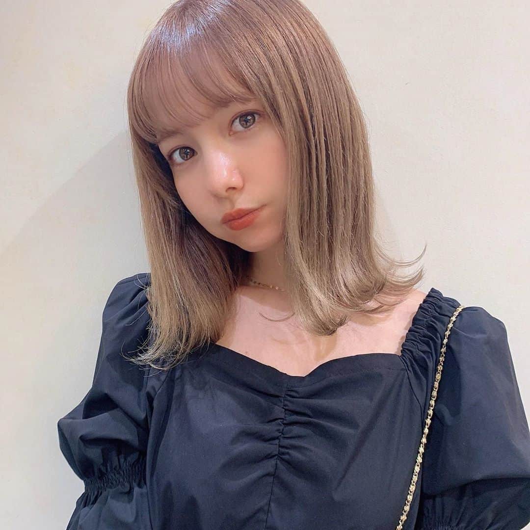 柴田あやなのインスタグラム：「まみさんにメンテしてもらいました✂︎ 前髪少し長かったのがすっきり〜！ 最近はテラコッタのアイライナーをひくのにはまってる！２枚目ちょっと分かるかも🍁」