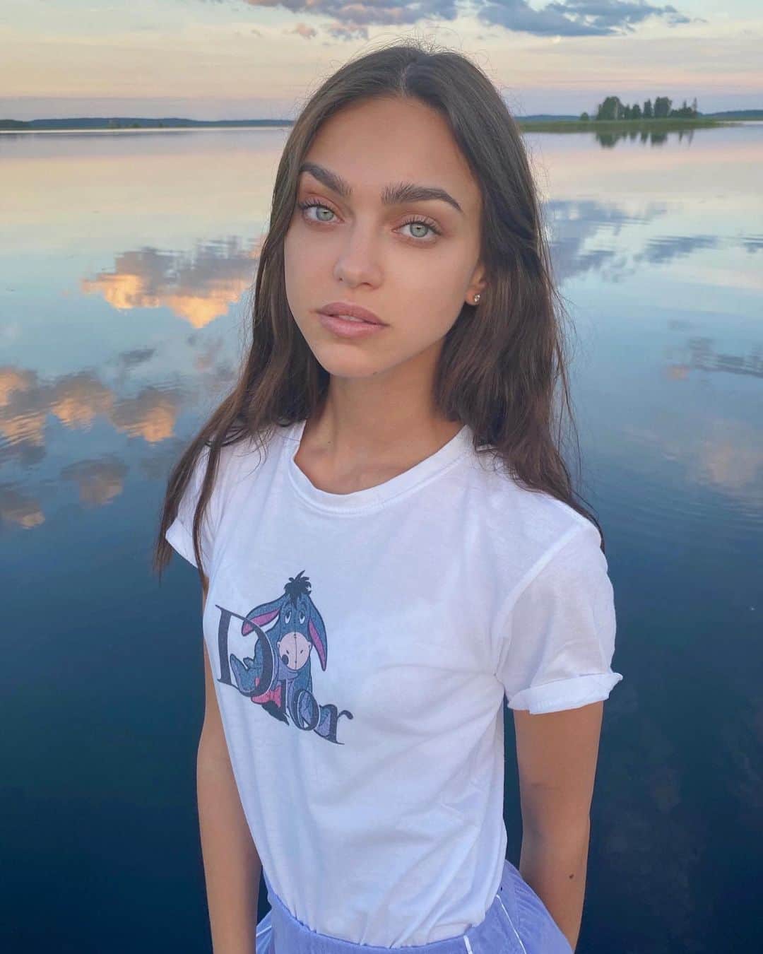 Zhenya Katavaのインスタグラム：「Уже осень заканчивается, а я всё Лето вспоминаю. Хочу с вами поделиться!  Последние 3фото - Самая Красивая ночь которую я видела 05.07.2020🌕🌛⭐️  (в 2 часа ночи🌚сидели на пирсе и балдели от красоты вселенной)」