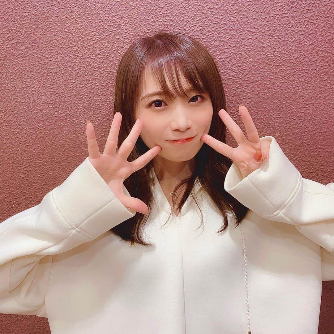 秋元真夏さんのインスタグラム写真 - (秋元真夏Instagram)「.  今日は10月8日🍁 乃木坂46に復帰してから 8年が経ちました〜😊  今では休業していたことを 知らない人もたぶんたくさんいるけど オーディションに受かってすぐ 学業で休業していたので今日で8年です☺️🎀  せっかくだから8年前の10/8に 父が撮ってくれた写真と、 今日の10/8に撮った写真を💓  今はファンの皆さんに会える機会が 減っちゃったけど気持ちはしっかり 伝わってます☺️🤍  本当にいつもありがとう✨  #乃木坂8年目 #8年前つり目 #8年後タレ目 #緊張が解けたのかな？ #ファンのみんなが大好きです #🥰」10月8日 19時20分 - manatsu.akimoto_official