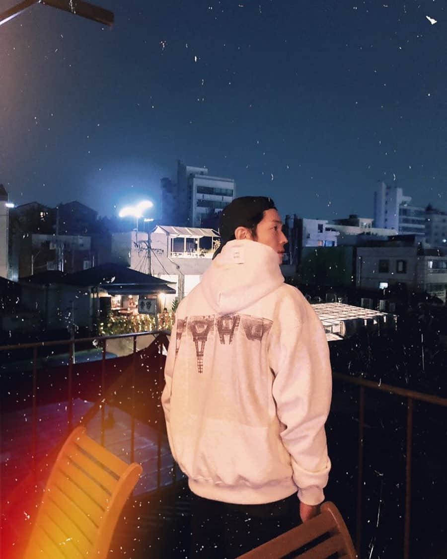 オン・ジュワンのインスタグラム：「안녕하세요, 배우 온주완입니다🙂 여러분과 뜻을 함께 하고싶어  좋은취지의 일을 해볼까해요 파리를 갔을때 에펠탑을 뒤집어보게 되었고 시각의 뒤집힘이 발단이 되어서  에펠탑을 거꾸로 한 디자인을 하게 됐어요 브랜드 네임은 ‘ Upside down ’입니다. 판매수익금 전액 기부를 할 예정입니다. 좋은 마음으로 함께 해주세요🖤  직접 디자인하고, 직접 입어보고 원단을 선택한  안감 기모처리로 실용성과 체형에 상관없이  입으실 수 있는 오버사이즈 핏✌️ 원사이즈( 유니섹스/남녀공용) 입니다👫  ❕2020.10.09 AM 10:00  OPEN❕  👆기부동참은 상단프로필 링크 있어요👆  #Upsidedown #Donation」