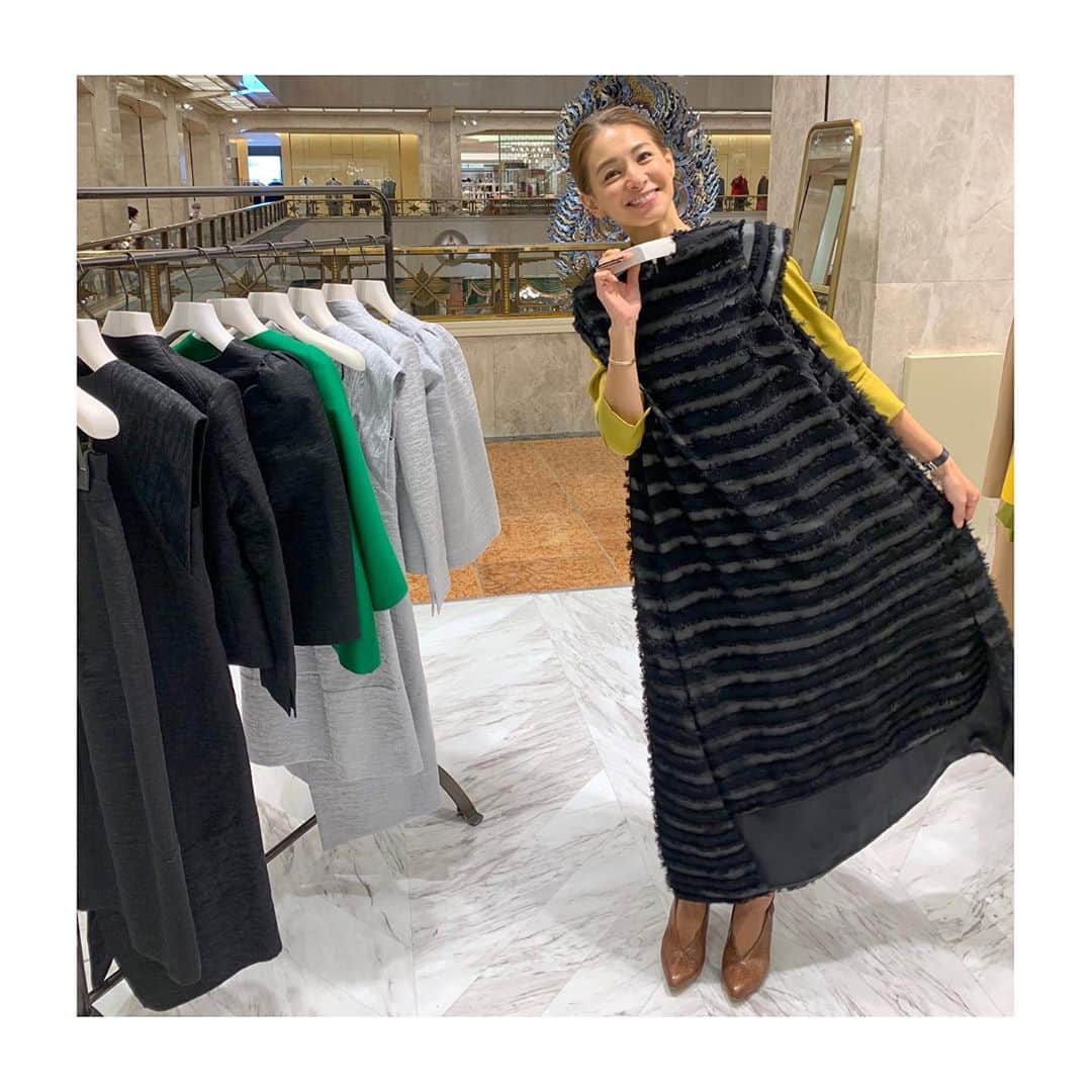稲沢朋子さんのインスタグラム写真 - (稲沢朋子Instagram)「今日は雨☔️ですね 先日に日本橋三越3階にあるrobelite&Co. 　@robelite_official のお店に行きました お洋服を着用する事はあってもなかなかブランドのコンセプトなどを聞く機会はなかったので良い機会をありがとうございました☺️ 生地の発色の良さと素材へのこだわり、デザインそして支援活動をされているお話しまでとても楽しい時間でした☺️ コロナで時代が変化しましたが、人と人の繋がりでお話しして手に取り物を選ぶという事が私はやっぱり好きです☺️❤️ 着用する時の思い入れが変わりますしね☺️  @mitsukoshi_nihombashi  @robelite_official  @mixury_mitsukoshinihombashi  #robelite_roomtoread #robelite_kidsdoor」10月8日 19時32分 - ina_tomo