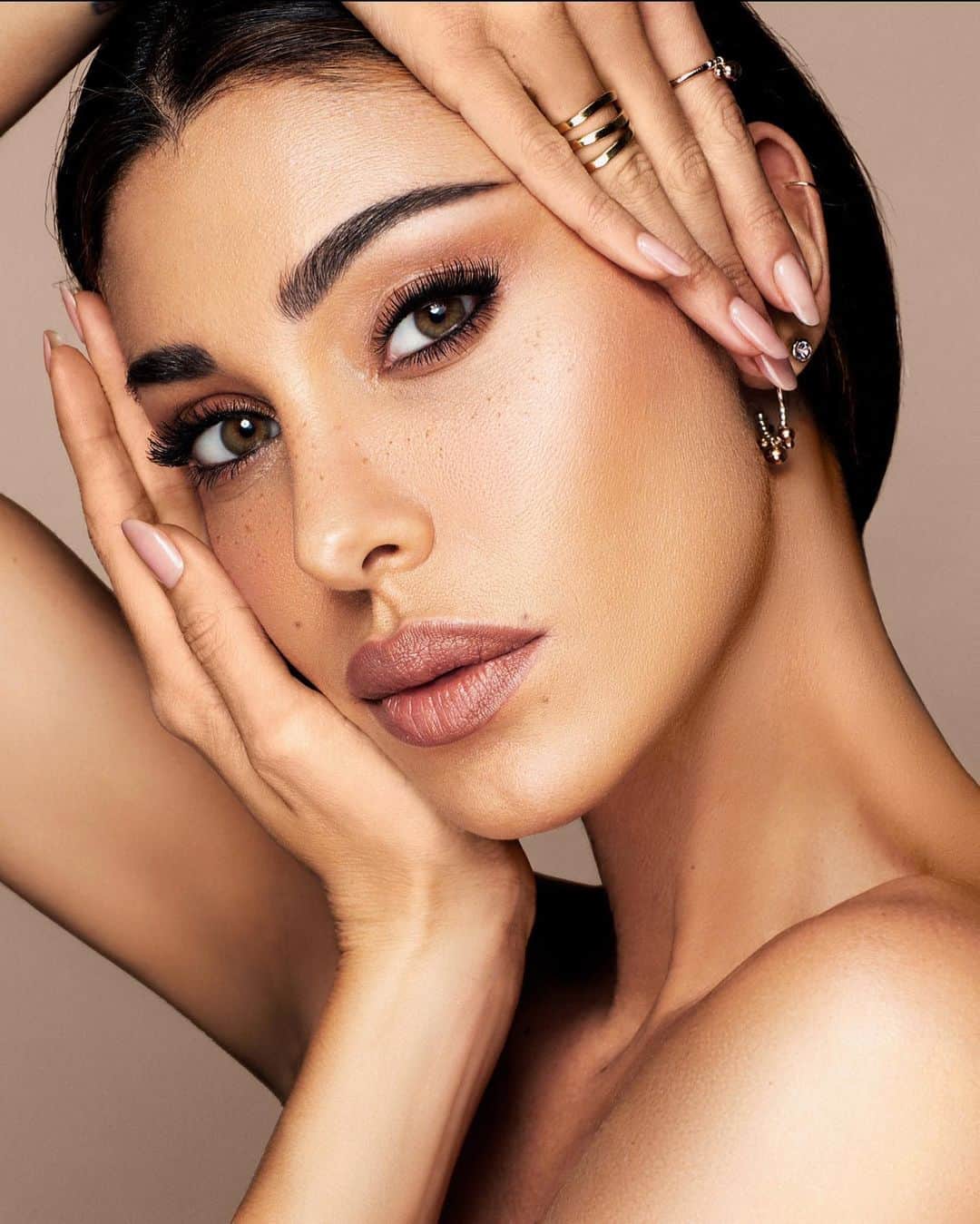 のインスタグラム：「Oggi è “quel giorno”! Orgogliosa, felice e fiera di potervi mostrare la mia make-up box #BelenxDiegoDallaPalma realizzata in collaborazione con @diegodallapalma_official. Questo è un progetto in cui ho messo il cuore e spero vogliate seguirmi in questo viaggio nella bellezza in cui i veri protagonisti sarete voi! #diegodallapalma #adv」