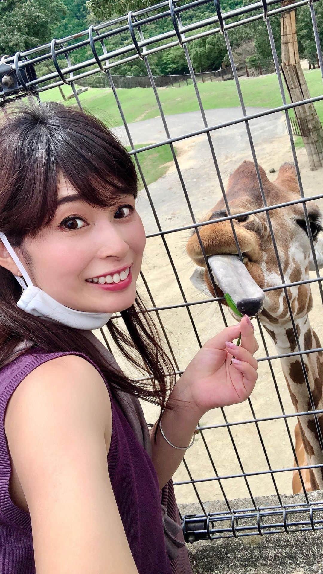 三佐和あやのインスタグラム：「怖いわけじゃないの、怖いわけじゃなくて…でも右手が反応しちゃうのよ🤣姫センの思い出 失礼します😊✨ ・ ・ #大人女子 #おとなかわいい #大人 #アラサー #女子旅 #旅行 #旅 #旅行好き女子 #旅行記 #旅行大好き #旅行好きと繋がりたい #神戸 #姫路 #姫路セントラルパーク #きりん #動物 #動物園 #子育て #子育てママ」