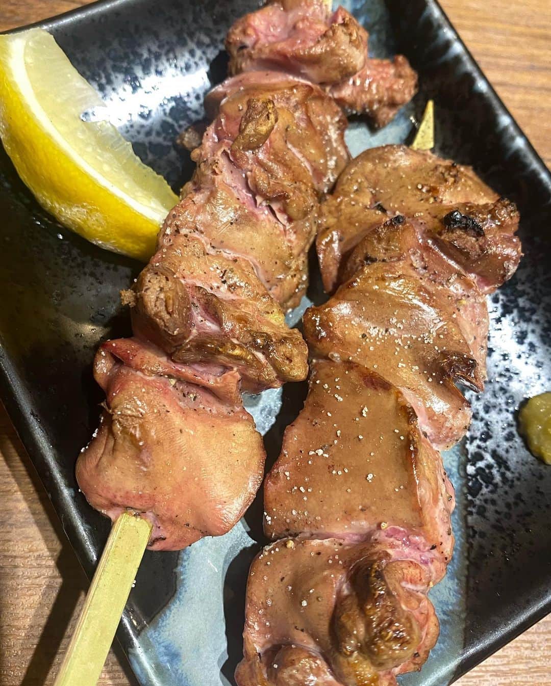五位渕のぞみさんのインスタグラム写真 - (五位渕のぞみInstagram)「#焼き鳥みなと へ🐓 @yakitori_minato ㅤㅤㅤㅤㅤㅤㅤㅤㅤ 私の大好きなお店なのです🥰❤️ ⠀ ✅地鶏炭火焼き ✅地鶏タタキ・刺し身盛り合わせ ✅メガジョッキハイボール この3つは必ず注文する😉✨ ⠀ ⠀ 💙焼鳥 みなと💙 050-5457-0707 東京都渋谷区桜丘町16-7 鈴木ビル 1F https://tabelog.com/tokyo/A1303/A130301/13248907/  ㅤㅤㅤㅤㅤㅤㅤㅤㅤ ㅤㅤㅤㅤㅤㅤㅤㅤㅤ ㅤㅤㅤㅤㅤㅤㅤㅤㅤ ㅤㅤㅤㅤㅤㅤㅤㅤㅤ ㅤㅤㅤㅤㅤㅤㅤㅤㅤ ㅤㅤㅤㅤㅤㅤㅤㅤㅤ #渋谷駅 #焼き鳥 #渋谷グルメ #焼き鳥屋さん #焼き鳥屋 #焼き鳥好きな人と繋がりたい # #yakitori #yakitoriya #꼬치 #焼鳥 #焼き鳥大好き #도쿄 #모델 #渋谷 #渋谷ランチ #渋谷ディナー #焼き鳥屋さん  #インフルエンサー #インスタグラマー #インスタグラマー #インフルエンサー #먹스타그램 #음스타그램 #맛스타그램 #아카사카 ㅤㅤㅤㅤㅤㅤㅤㅤㅤ」10月8日 19時31分 - nonnon0319