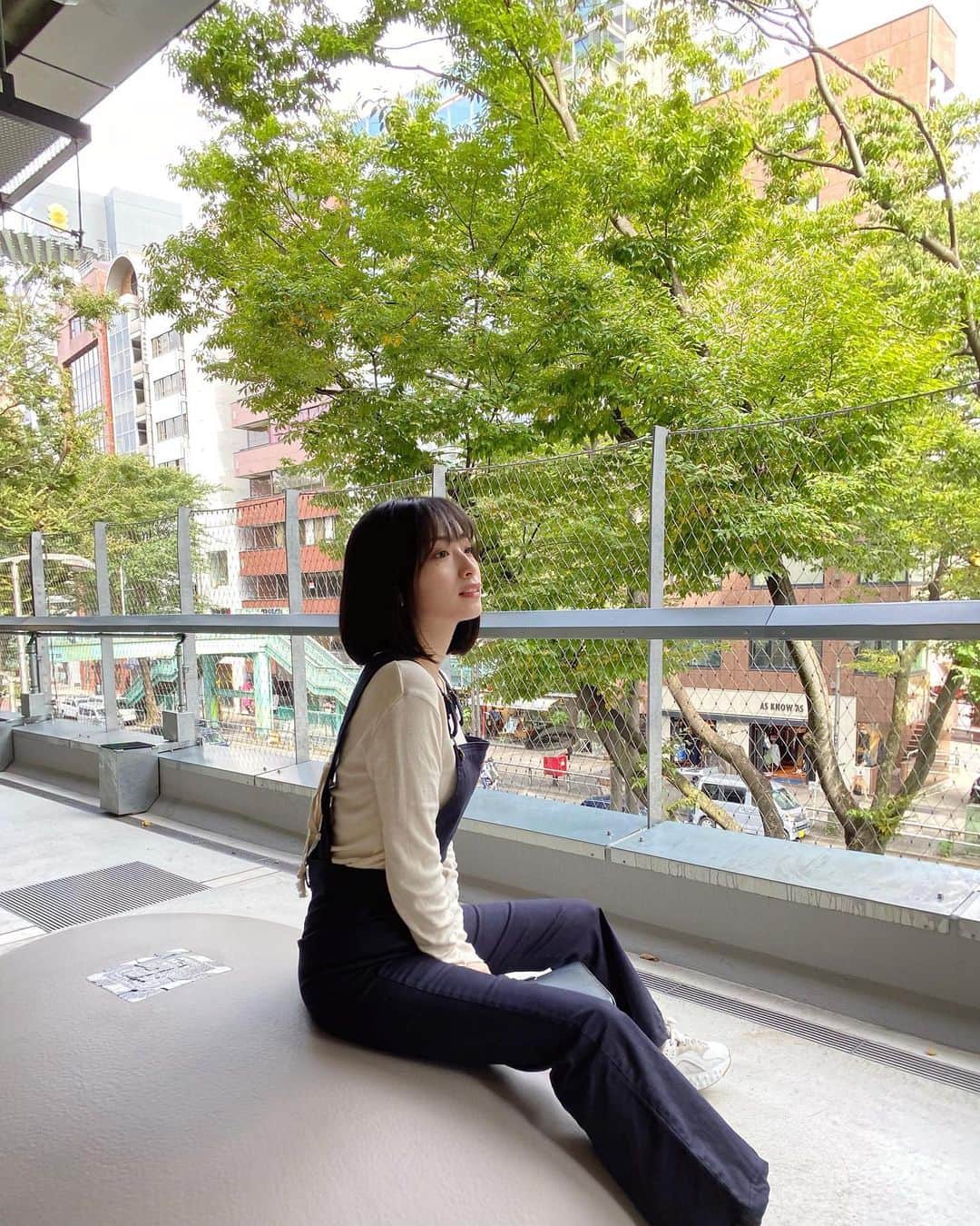 永井理子のインスタグラム：「お久しぶりの投稿☺︎ 10月に入ってから過ごしやすい気温になってきて 外をおさんぽするのが楽しみ🌱  でも今日は寒かったね😷 皆さん台風気をつけましょう⚠︎  お洋服はトップスもサロペットも @searoomlynn_official」