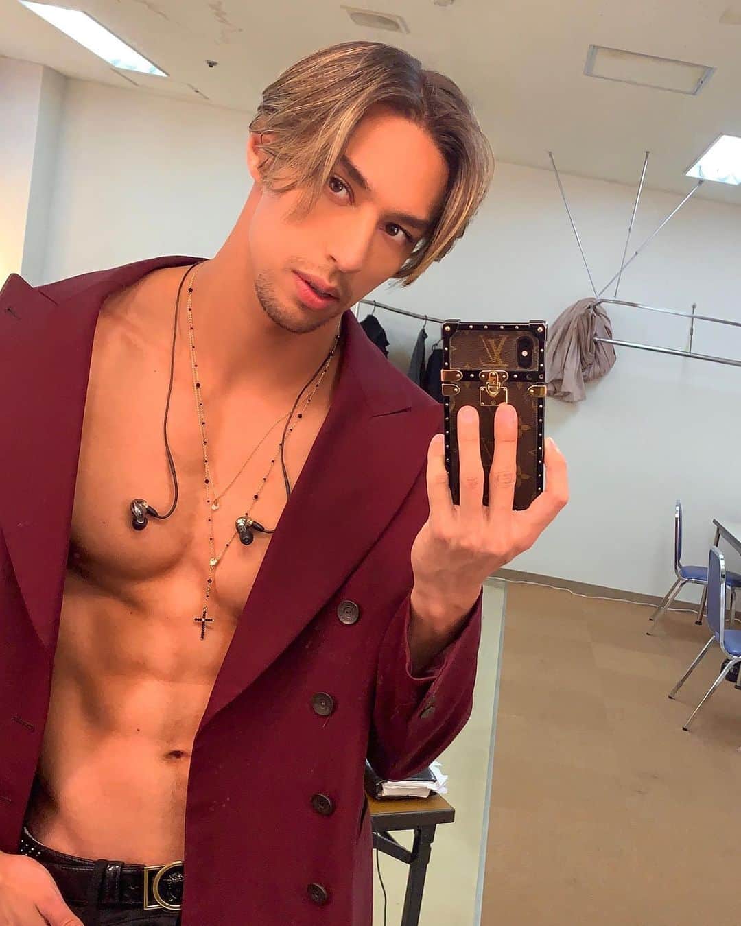 當間ローズのインスタグラム：「昨日は最高の一日でした！ 来てくれた方々、本当にありがとうございました！皆と一緒に過ごした時間は　Magiacal でした！幸せすぎ🌹神様に感謝です！🙏 大黒摩季「PHEONIX」ツアーはまだまだ続きます！万全の対策で皆さんをお迎えしますので是非また遊びに来て下さいね^ ^  #ラテン  #當間ローズ  #toumarose  #ShapeOfLove #ラテンの貴公子  #ラテン  #ハーフ  #モデル #バチェロレッテ　#愛と筋肉のハイブリット #toumarose #singer #Artist #Model #Tokyo  #Brazilian #brasil  #italian #fashion #fitness #muscle #body #workout #sexy」