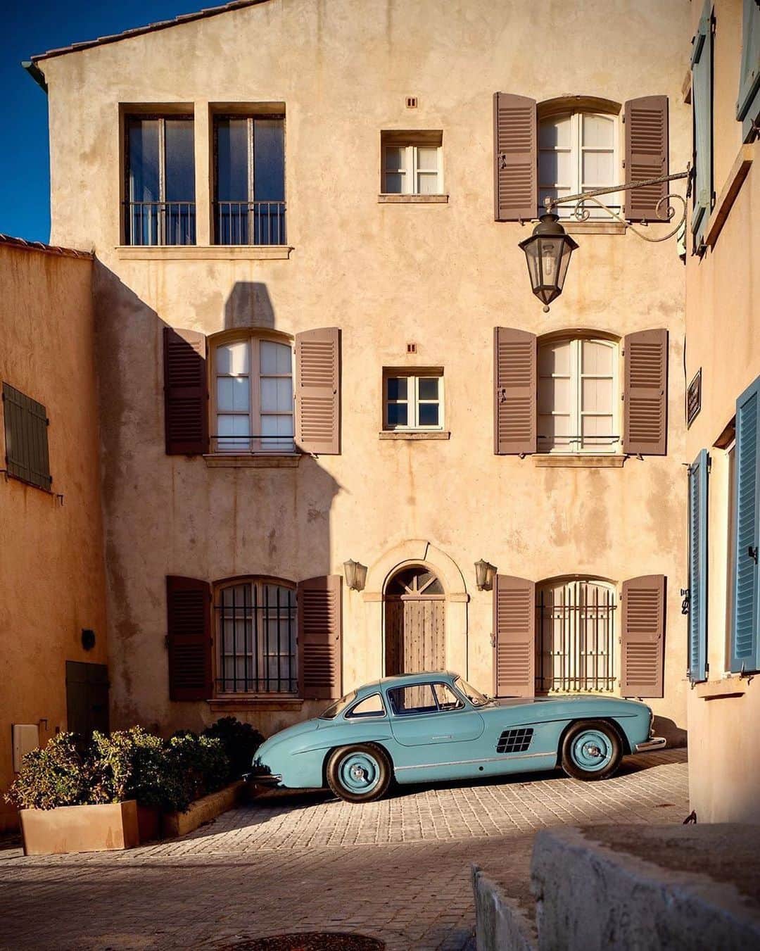 オールバーブラウンのインスタグラム：「There’s still time to visit our newly opened store in St Tropez before we hibernate for the winter. But hurry, you only have until Saturday evening!   Discover our other French store locations in our bio.  📍🚙 1 Rue Henri Seillon #StTropez 83990 🇫🇷 #DoseOfSun #OrlebarBrown #OBsAroundTheWorld  📷 @Maxige78」