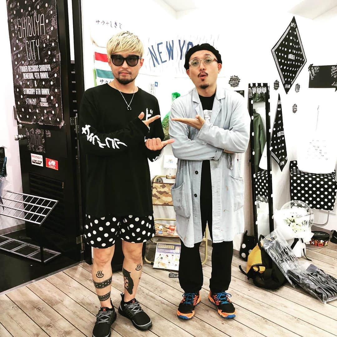 橋本塁さんのインスタグラム写真 - (橋本塁Instagram)「【STINGRAY渋谷ゲスト】 STINGRAY期間限定ショップにYasei Collectiveのドラマーであり数々のセッションドラマーとしても活躍する松下マサナオちゃんが遊びに来てくれました！ありがとうございます！！(^ ^)   #stingray #渋谷　#yaseicollective #松下マサナオ」10月8日 19時39分 - ruihashimoto