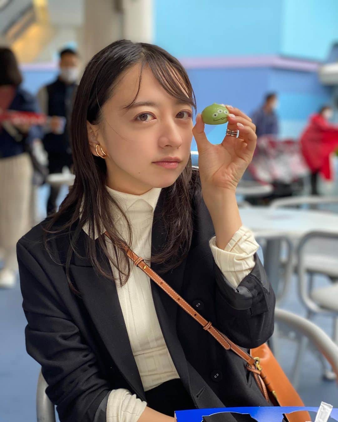 井元麻帆のインスタグラム：「なんとも言えない表情をしておりますが...28歳になりました🙄🥑 大雨でベチョベチョになりながら、ビールを飲んで夢の国を満喫中です🍑 #28歳もよろしくお願いします」