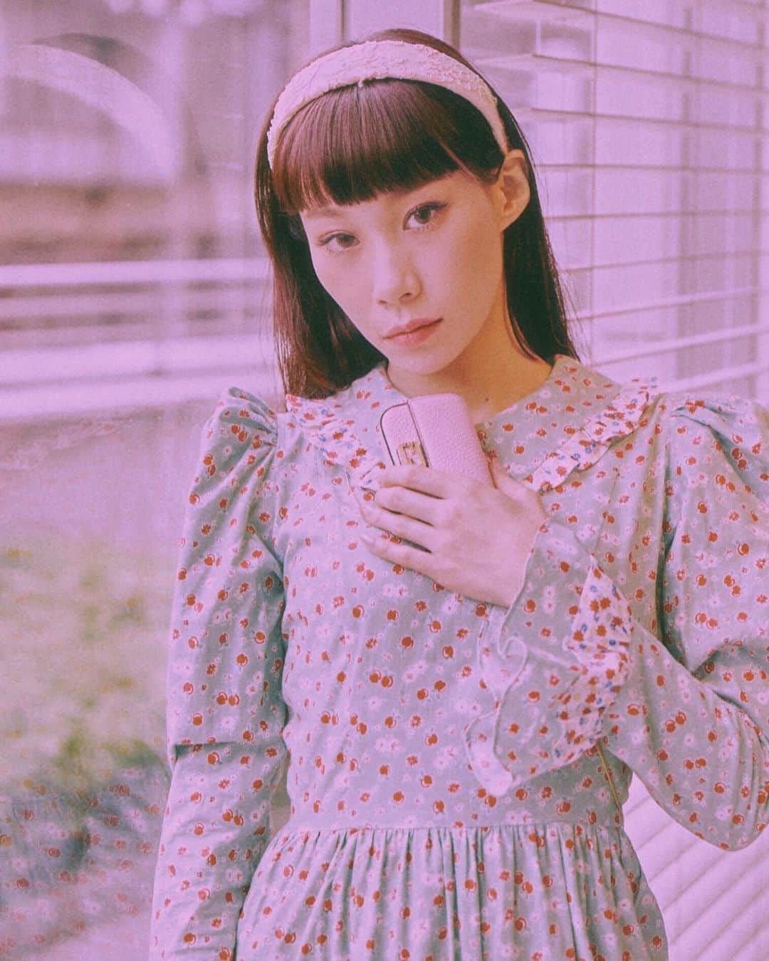 マドモアゼル・ユリアのインスタグラム：「💖💐💖💐💖💐💖💐💖 フェンディとレザーに自体に香りを付ける特許技術を持つメゾン・フランシス・クルジャンのコラボレーションは、なんとバッグ自体に香りを付けるという面白い取り組み💐 バッグのピンク色を表現したようなムスクとフローラルの甘い香り😌 @fendi #fendi #fendifrenesiabaguette #fendibaguette」