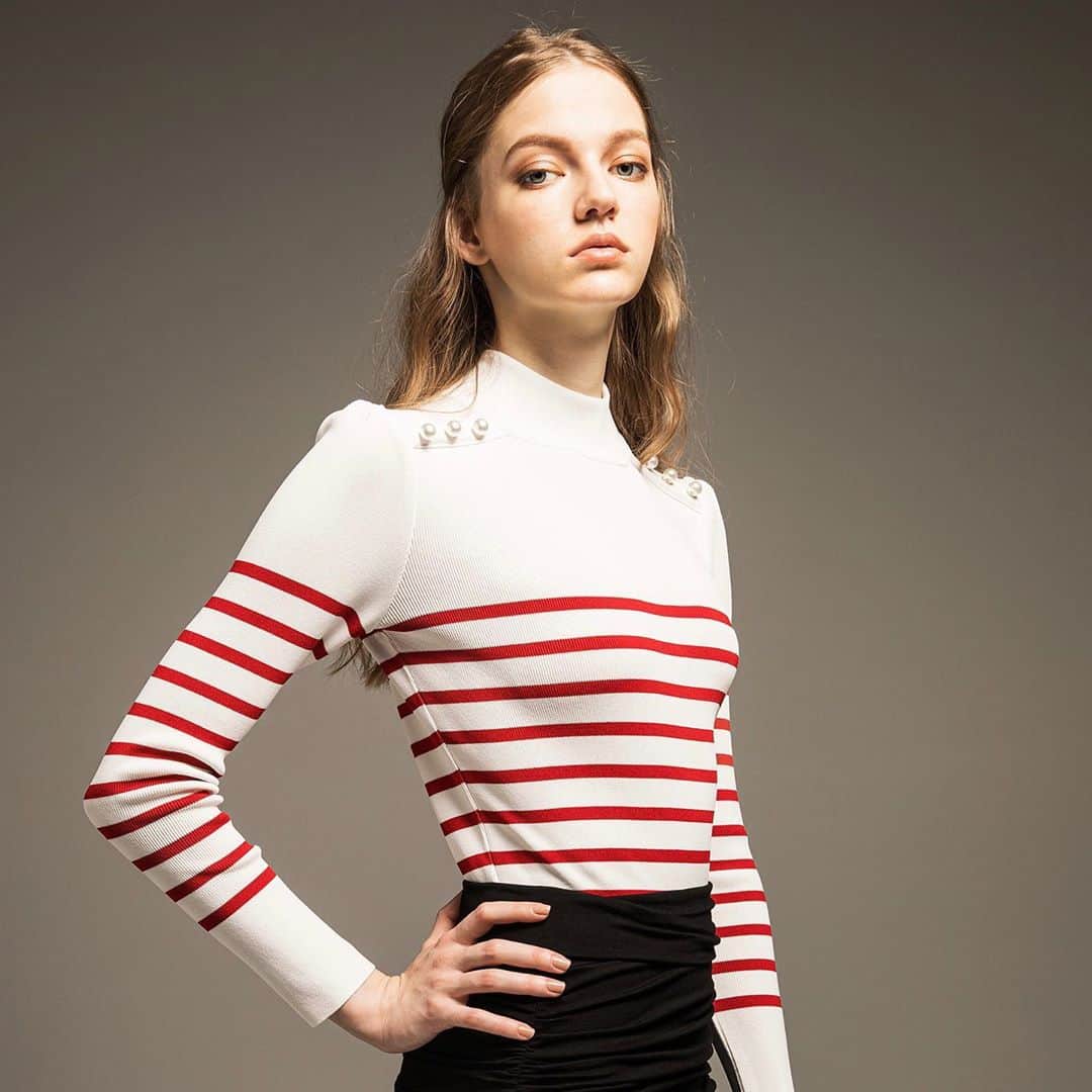 BORDERS at BALCONYのインスタグラム：「好評発売中のBORDER PEARL TOPはこの時期にぴったりなアイテム。⠀⠀ ⠀⠀ ボディーラインが綺麗にみえる、ボーダーズ定番のレーヨン糸を使用。⠀⠀ サラッとした着心地のレーヨン素材は着心地抜群。⠀⠀ 肩のラインが綺麗に見えるよう計算して配置されたパールが、ヘルシーさの中にも上品さを演出します。⠀⠀ ⠀⠀ テーパードパンツとも、デニムとも、スカートとも！⠀⠀ どんなボトムとでも相性が良く、スタイリングのポイントになる一枚です。⠀⠀ ⠀⠀ カラーはブラック、ネイビー、レッド。⠀⠀ 深みのある色味で、大人なボーダーの着こなしが叶います。⠀⠀ ⠀⠀ BORDER PEARL TOP / 39,000yen +tax⠀⠀ ⠀⠀ #fashion #ootd #outfit #outfitoftheday #shoponline #今日のコーデ #コーデ #ママコーデ #SHOPNOW #ワンピース #大人コーデ #きれいめコーデ #codenate #大人女子コーデ #大人シンプル⠀⠀ #bordersatbalcony #ボーダーズアットバルコニー #ボーダーズ #BORDERS #柴田陽子 #yokoshibata #新商品発売 #productlaunch #comingsoon#newproductalert #新商品」