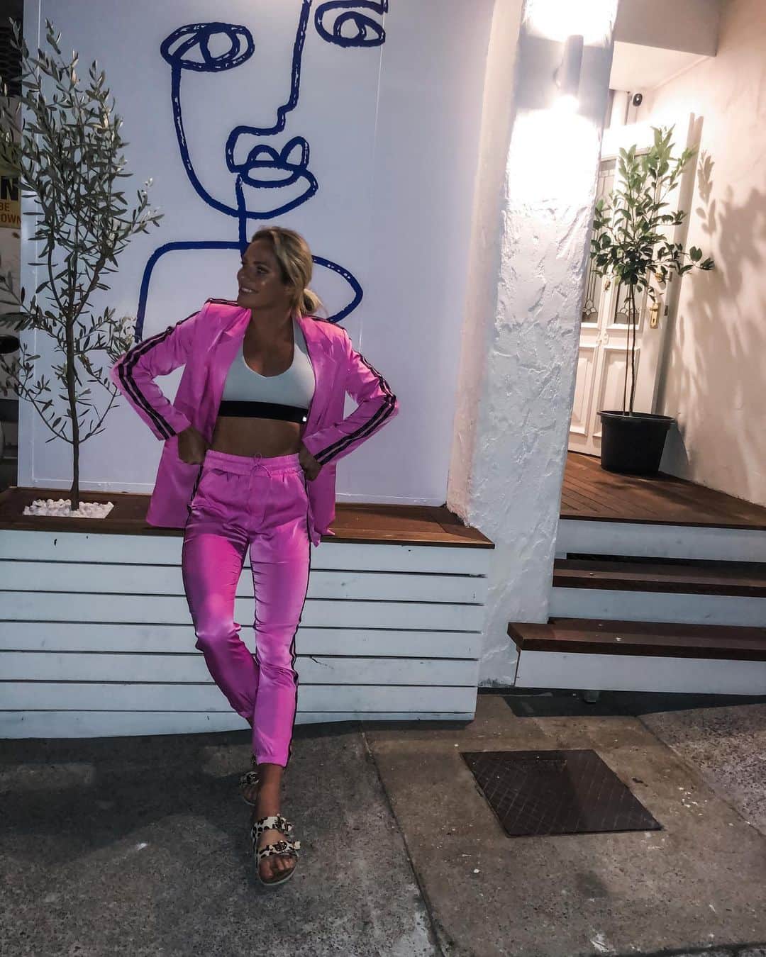 エミリー・シーボームのインスタグラム：「Good things take time, that’s why I’m always late!  How amazing is this pink set from @lornajaneactive I ❤️ pink and this is the perfect piece for all seasons. Using my code SEEBOHM20 you get 20% off!  #lornajane #loungewear #activewear #pink #tracksuit #goldcoast #thursday」