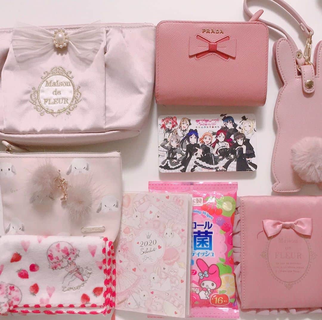 姫宮まほれさんのインスタグラム写真 - (姫宮まほれInstagram)「バッグの中がうさぎとピンクであがるなー💕  ほぼ頂きもの使わせてもらってる🥺 上品ピンクにリボン🎀好みすぎてチョイスが凄い！！ 可愛いのありがとうございます…♡  #girly #pink #japanesegirl  #バッグの中身　#ピンク好き  #ラブライブサンシャイン　#メゾンドフルール　#うさぎ雑貨」10月8日 19時44分 - mahore07