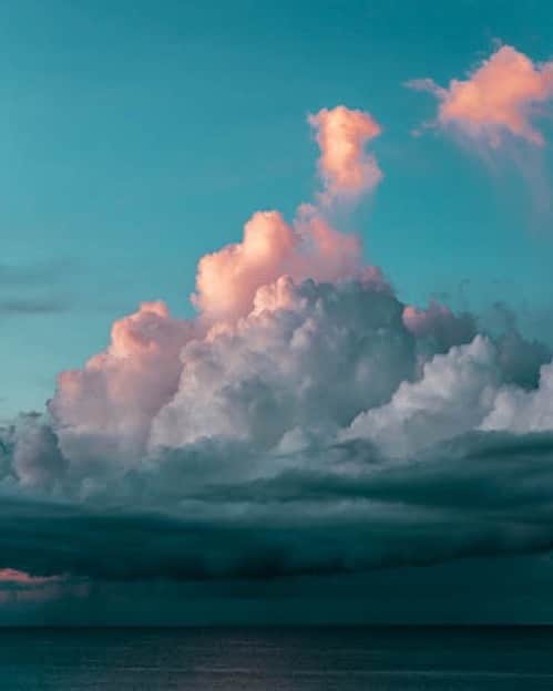 のインスタグラム：「I love sky like Cotton candy 🍬🍭🍬🍭 急に寒いけどみんな風邪引かないように気をつけてね🥺 #sky #pink #blue #pinksky #ocean #beautifulearth」