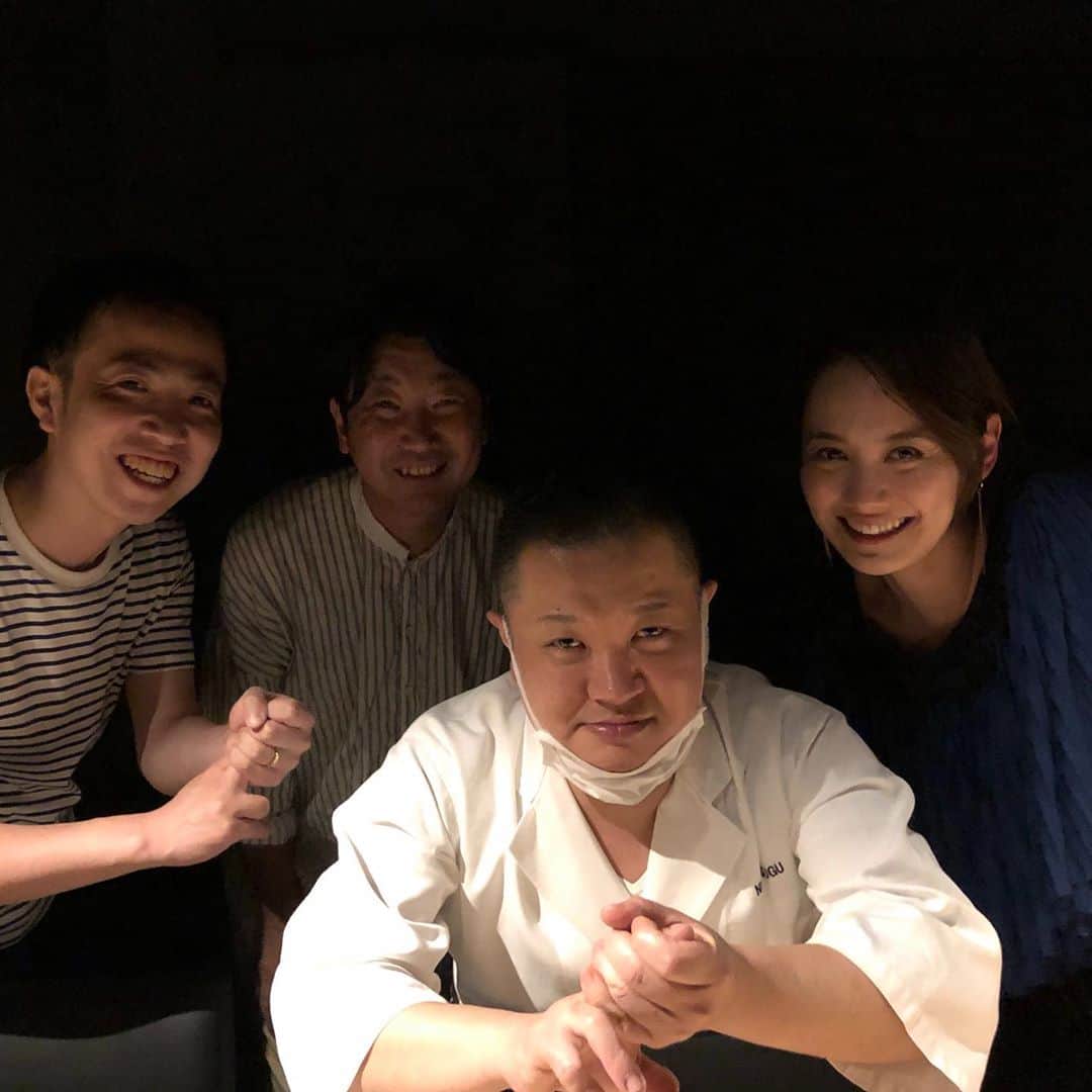 富永沙織さんのインスタグラム写真 - (富永沙織Instagram)「やっと来れました🌹お鮨大好き☺️✨名物トリュフ巻きもいただきました🥰🌹 I love sushi.🍣 Sushi is japanese art🥰✨ ・ #鮨 #寿司 #ニシツグ #ニシツグの大将 #東京カレンダー #港区おじさん #sushitime #sushilover #🍣🍣 #恵比寿グルメ #鮨ニシツグ #隠れ家的なお店 #隠れ家 #japanesefood  ・ @bunzou_aka_tequila_banchou」10月8日 19時52分 - saori_tominaga