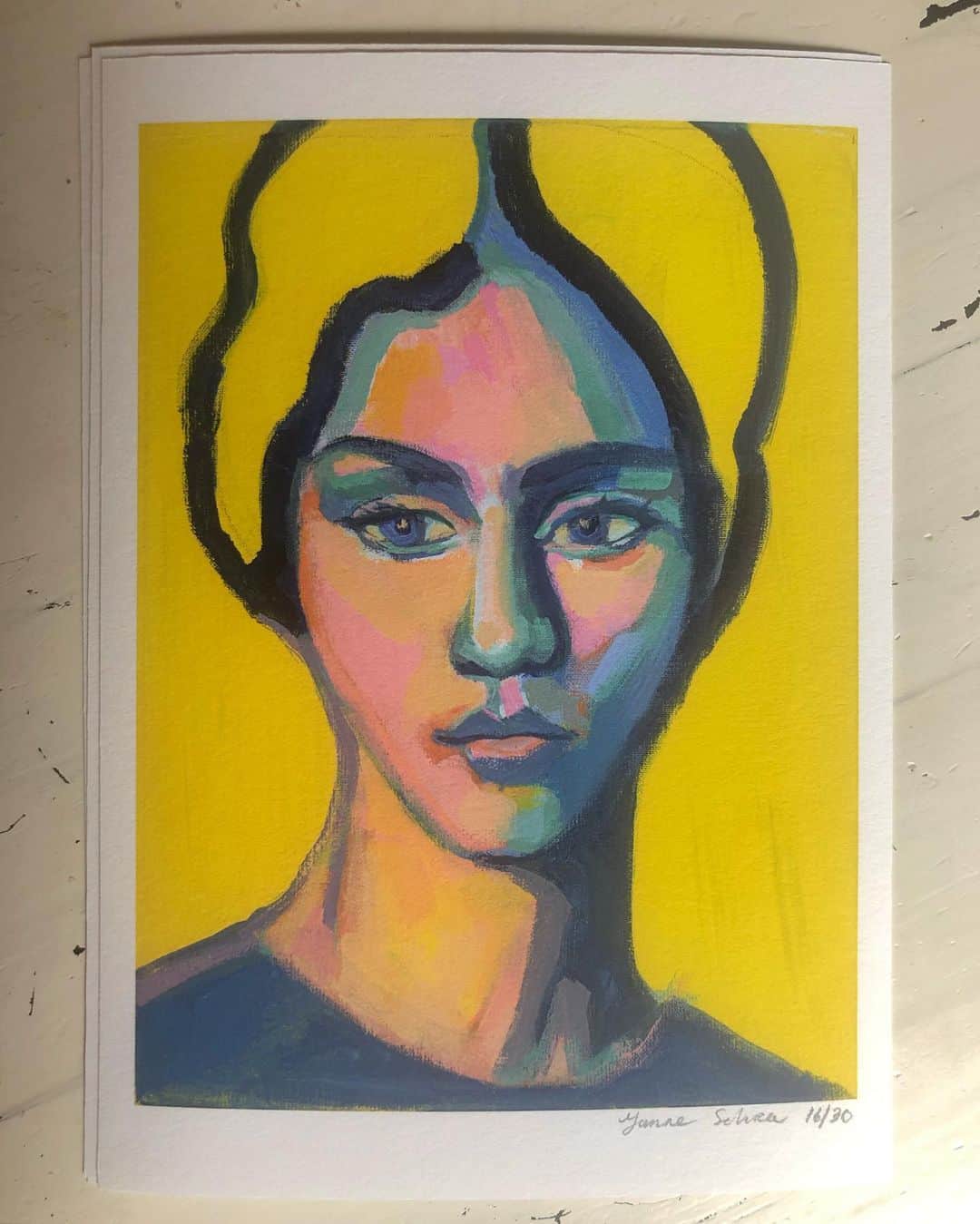ヤナ・スクラのインスタグラム：「Er staat een art-print van Mila in de webshop. A4 formaat incl. witte rand gedrukt op White Velvet Hahnemühle gesigneerd en genummerd (30 stuks)✨ oh wacht... 13 stuks nog www.janne.tv」