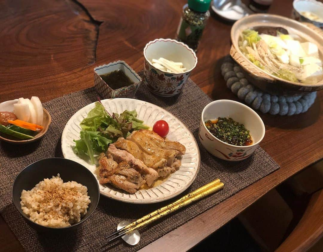 月央和沙さんのインスタグラム写真 - (月央和沙Instagram)「湯豆腐始めました🍲✨ . #うちの晩ごはん #チキンのガーリックステーキ #湯豆腐 #長芋の短冊 #ぬか漬け #納豆 #もずく酢 #褒められると #調子にのるタイプです」10月8日 19時52分 - kazusa_tsukio