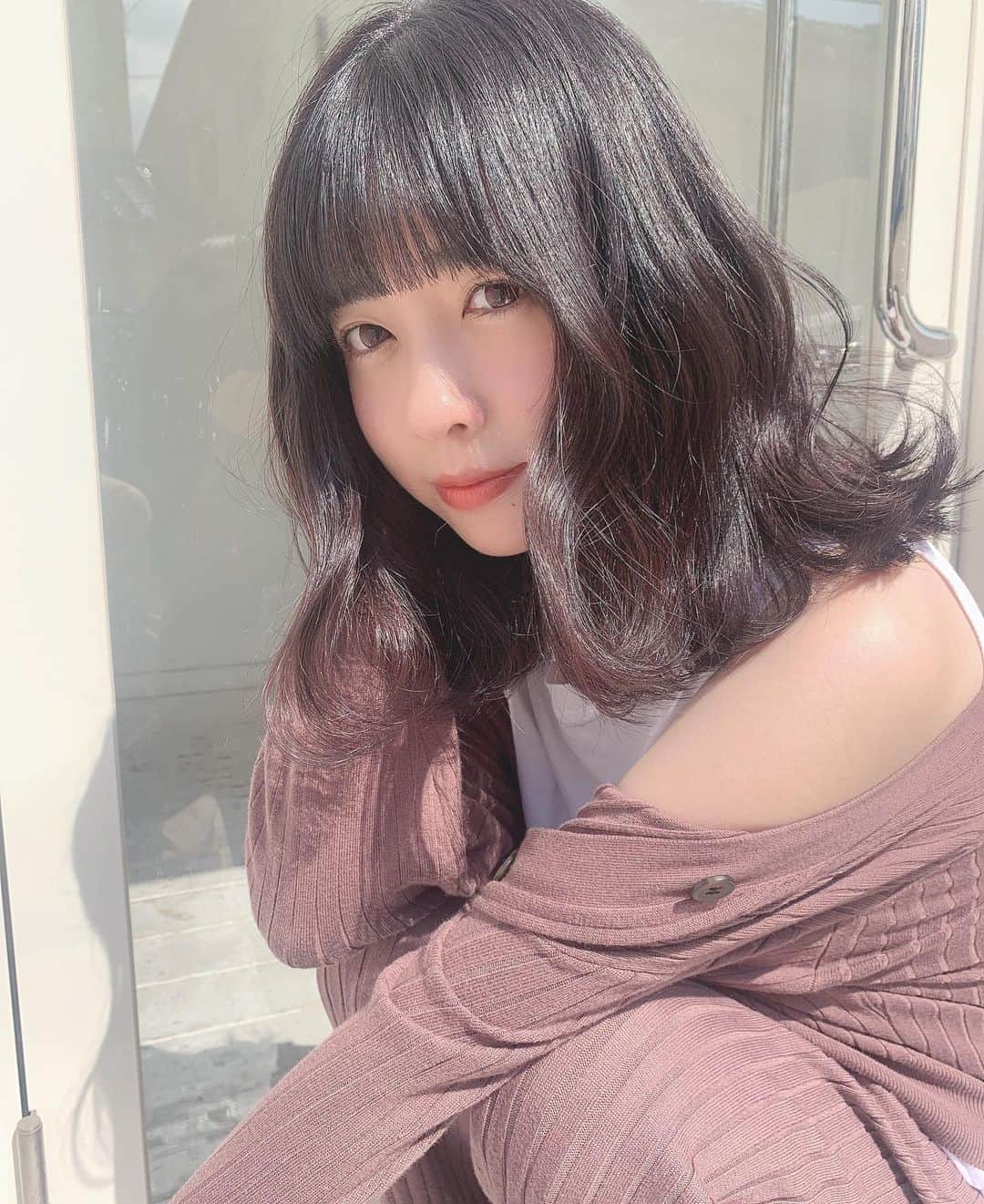 ことねさんのインスタグラム写真 - (ことねInstagram)「@saki___shimizu  お仕事で最近はずっと少し暗めに ラベンダーグレー💜#ブリーチなし  暗めでも透け感のある色味に。 前髪は少し薄めにぱつっと✂︎ オトナロブにカット♡」10月8日 19時53分 - kotone_kuno