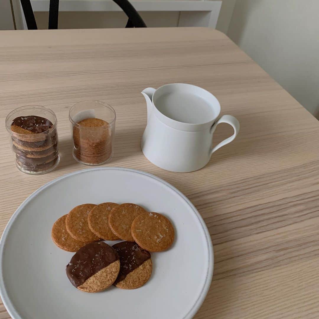 のインスタグラム：「ガレットブルトンヌ...🍪 . 手土産に購入してから今一番ハマってます✨ . クッキーより硬めでパリッとした 食感に甘さの中にも岩塩が入っていて...❣️ (表面の粒々が岩塩👌) . ティータイムには勿論、 夜にはお酒との相性もよしです😋🍾 . . . #クッキーモンスター #🍪 . . . . #chocolatiertaka#cookie#biscuit#ショコラティエタカ#ガレットブルトンヌ#ビスキュイ#クッキー#クッキー缶#サブレオショコラ」